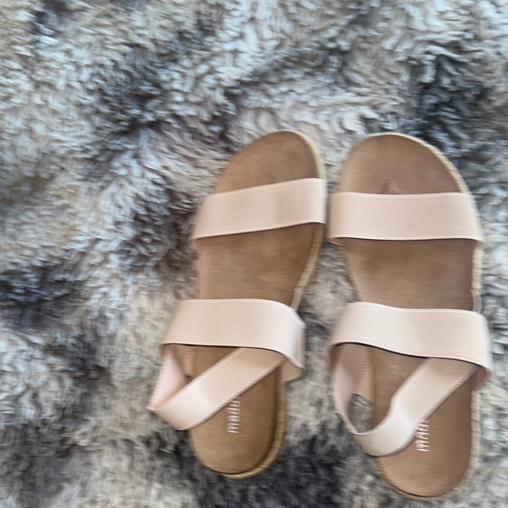 ⭐️3/$25⭐️ Madden Girl flat platform Women's Sandals - Picture 6 of 9